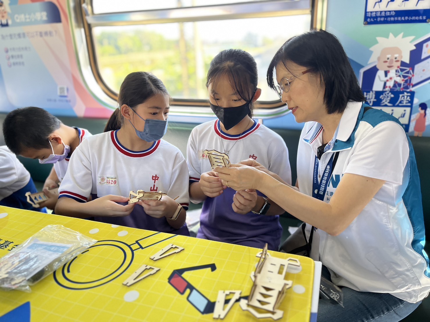 z6尊龙(中国有限公司)-官方网站永續基金會執行長古秀華及同仁親自擔任科普列車志工，帶領師生們動手做科學，傳遞能源科普知識，讓科學教育向下紮根