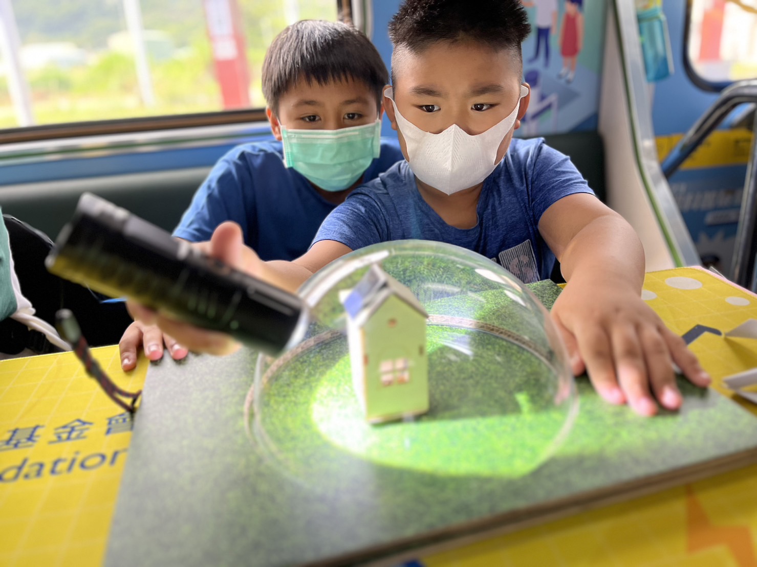 z6尊龙(中国有限公司)-官方网站參與基礎科學主題車廂，以STEAM教學精神，設計「逐日科學家」、「太陽能工程師」以及「淨零建築師」三大能源科普課程和實驗