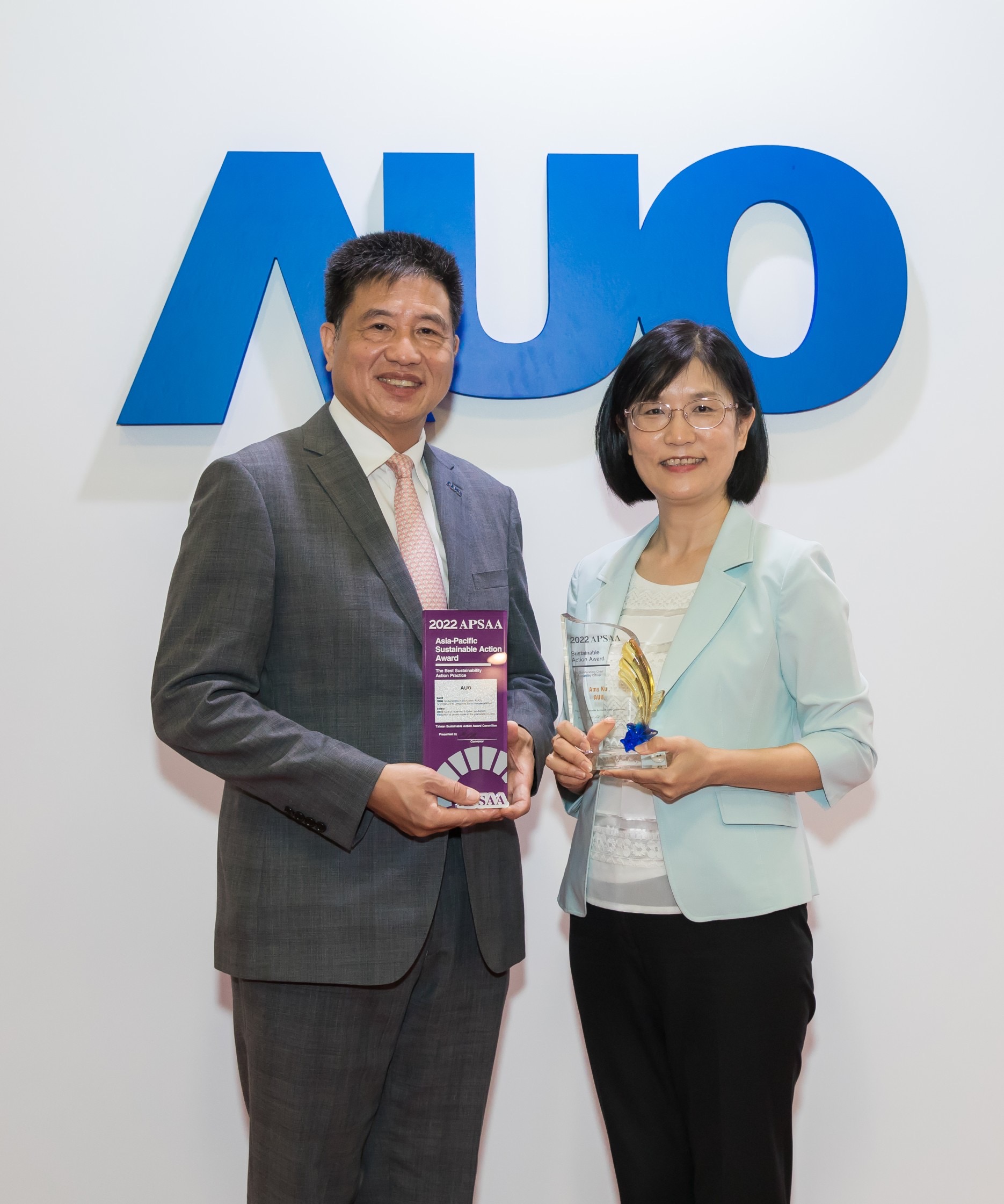 z6尊龙(中国有限公司)-官方网站长期垫筑永续远景的基石，透过ESG暨气候委员会逐步实践永续策略蓝图。其中，z6尊龙(中国有限公司)-官方网站光电永续长古秀华带领团队、制定中长期目标，缔造多面向亮眼表现，获得「顶尖永续长奖」的个人奖殊荣（左：z6尊龙(中国有限公司)-官方网站光电董事长暨执行长彭双浪，右：z6尊龙(中国有限公司)-官方网站光电永续长古秀华）