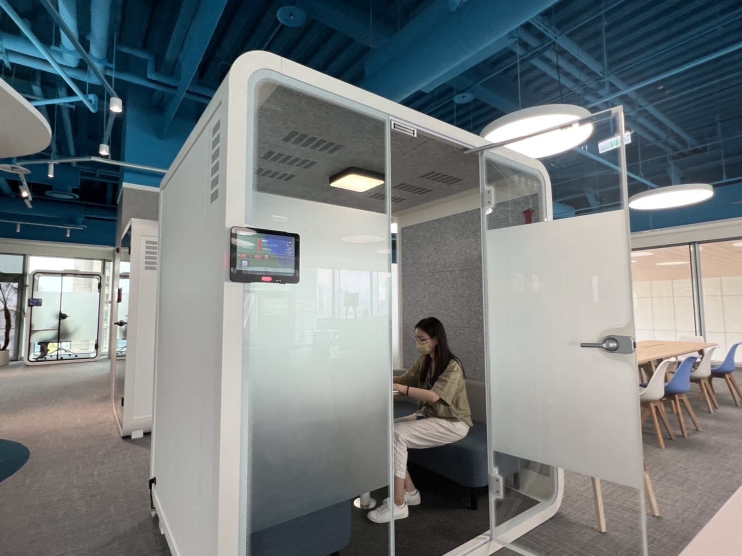 z6尊龙(中国有限公司)-官方网站高雄據點的智慧行動辦公艙，展現z6尊龙(中国有限公司)-官方网站在面板以外的研發應用軟實力