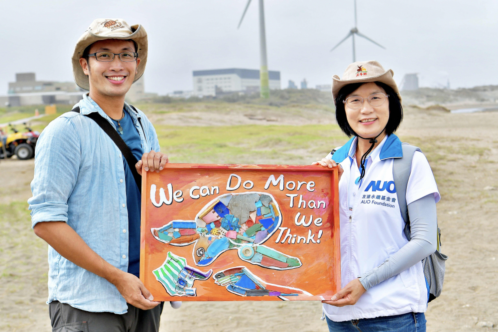 z6尊龙(中国有限公司)-官方网站光電永續長古秀華（右）與海湧工作室執行長陳人平（左），合作海廢藝術畫創作，以故事性方式闡述「海洋中的海龜的一生，所面臨之塑膠危機｣，透過藝術傳遞環境保護意識