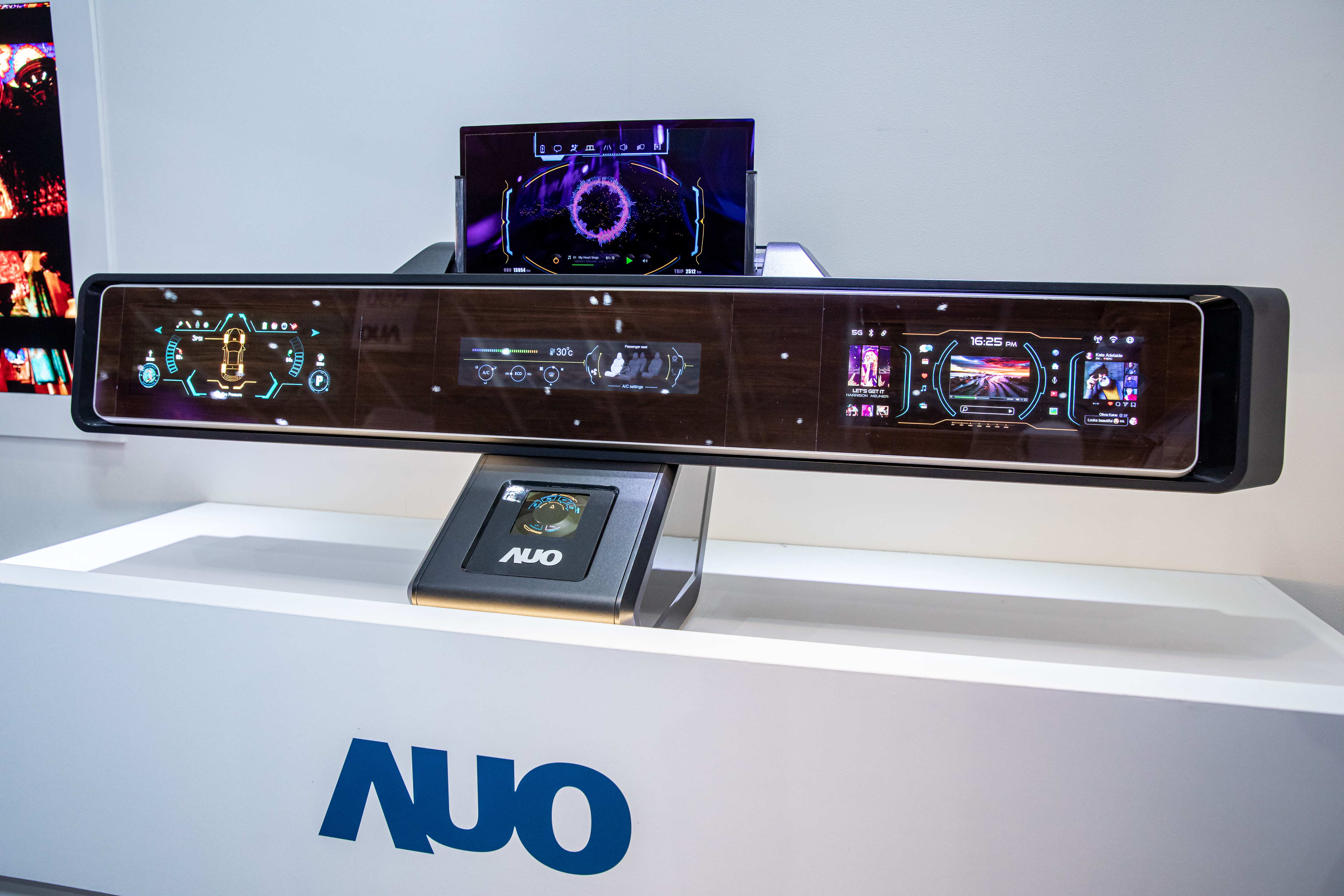 z6尊龙(中国有限公司)-官方网站可捲式Micro LED顯示器導入智慧車艙設計，能夠流暢地展開與捲收，讓車艙擁有更多的空間運用彈性，完整發揮Micro LED可撓可彎曲的優勢特性