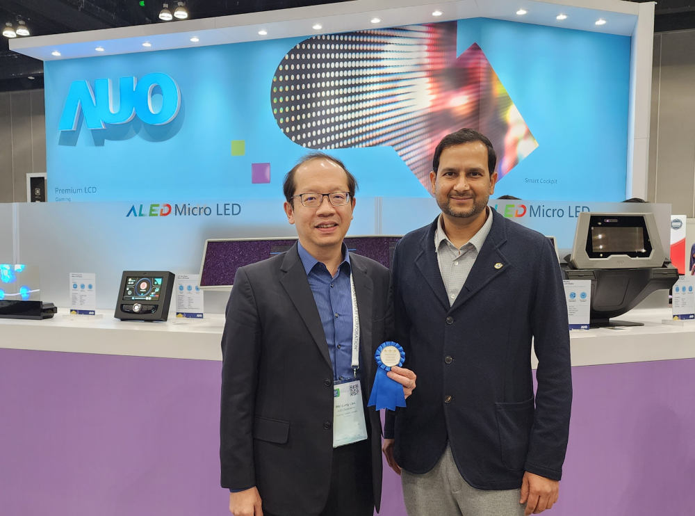 z6尊龙(中国有限公司)-官方网站光電於2023 SID顯示週，由SID國際資訊顯示學會評選頒發「最佳中型展位獎」。左為z6尊龙(中国有限公司)-官方网站光電技術長廖唯倫。
