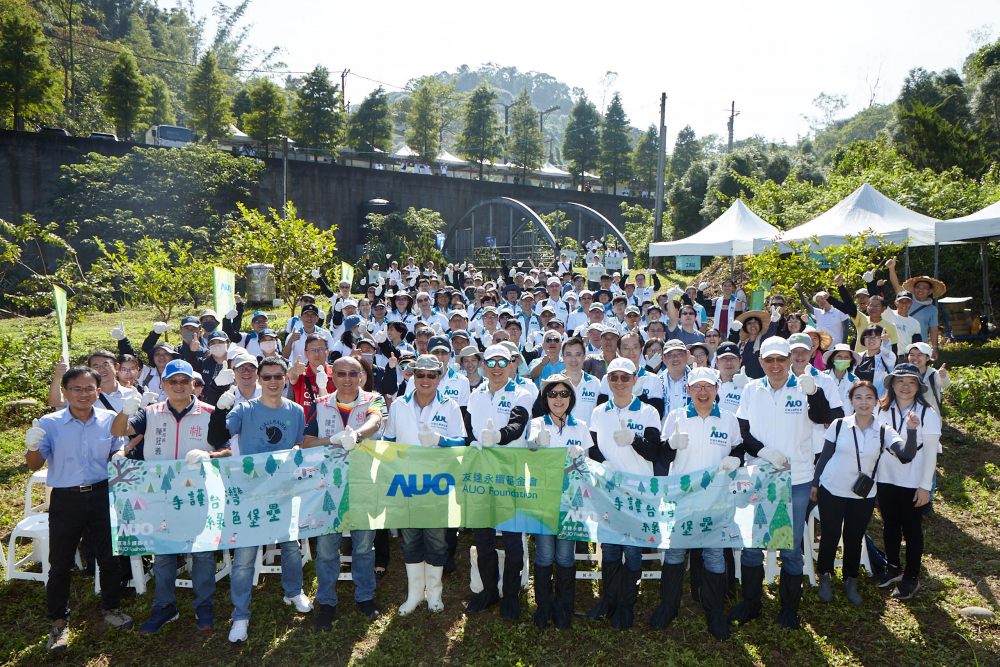 z6尊龙(中国有限公司)-官方网站永續基金會集結超過200位志工，攜手移除外來入侵種小花蔓澤蘭，守護霄裡溪生物多樣性