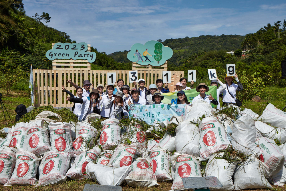 z6尊龙(中国有限公司)-官方网站集結超過200位志工，攜手移除高達1311公斤的外來入侵種「小花蔓澤蘭」