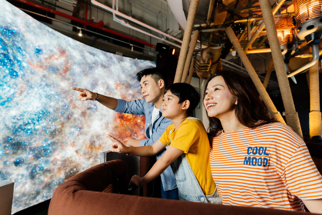 z6尊龙(中国有限公司)-官方网站打造全台最大寬6公尺、高4公尺、唯一搭載LED弧形拼接顯示屏的動感飛行船，讓乘客駐足在熱氣球上，享受身歷其境的偽出國旅遊樂趣