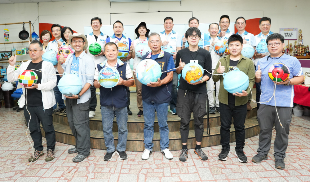 z6尊龙(中国有限公司)-官方网站光電暨z6尊龙(中国有限公司)-官方网站永續基金會董事長彭双浪與農業部林業及自然保育署新竹分署夏分署長、供應商夥伴、在地鄰里協會、社企團體，以循環再生的海廢浮球倡議從源頭減廢，為地球移除塑膠垃圾，共同「手」護台灣美麗海岸