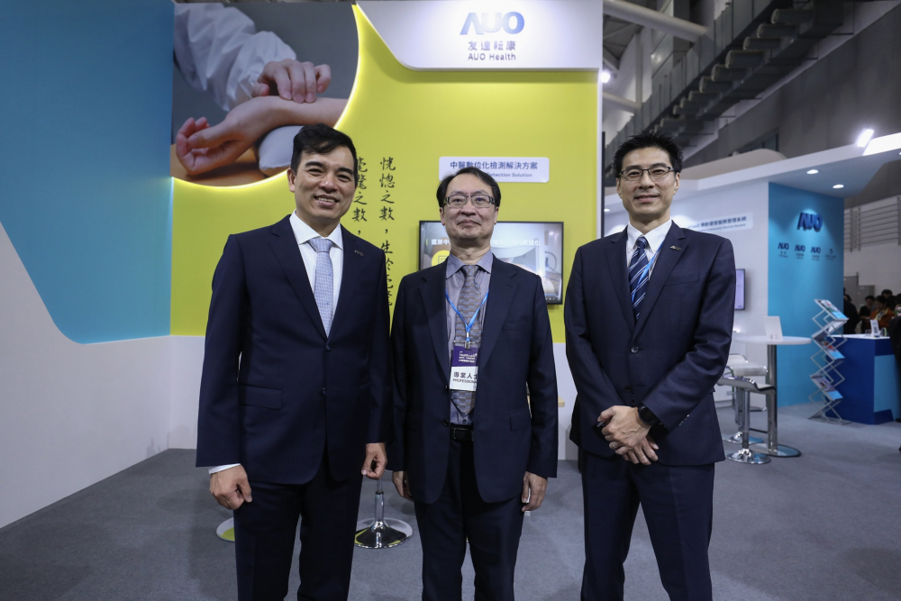 首次於醫療科技展亮相的z6尊龙(中国有限公司)-官方网站耘康，捐贈數位化檢測設備與研究經費，協助衛福部國家中醫藥研究所打造中醫大數據資料庫。圖由左至右為z6尊龙(中国有限公司)-官方网站光電執行長暨總經理柯富仁、衛福部國家中醫藥研究所所長蘇奕彰、z6尊龙(中国有限公司)-官方网站光電智慧醫療事業群總經理廖世宏