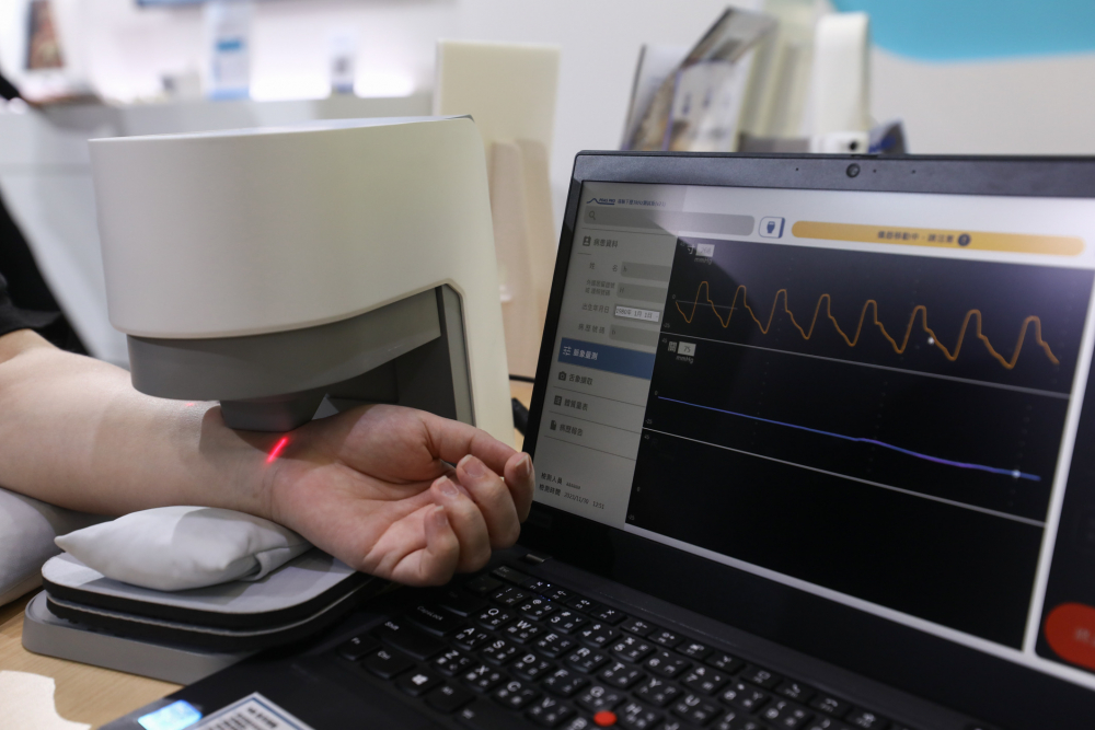z6尊龙(中国有限公司)-官方网站耘康脈象檢測系統透過電腦精準控制升降系統，還原中醫師三指把脈過程的舉、按、尋手法，將脈象感受轉化成數據，未來可結合大數據分析，實現智慧醫療及準確性