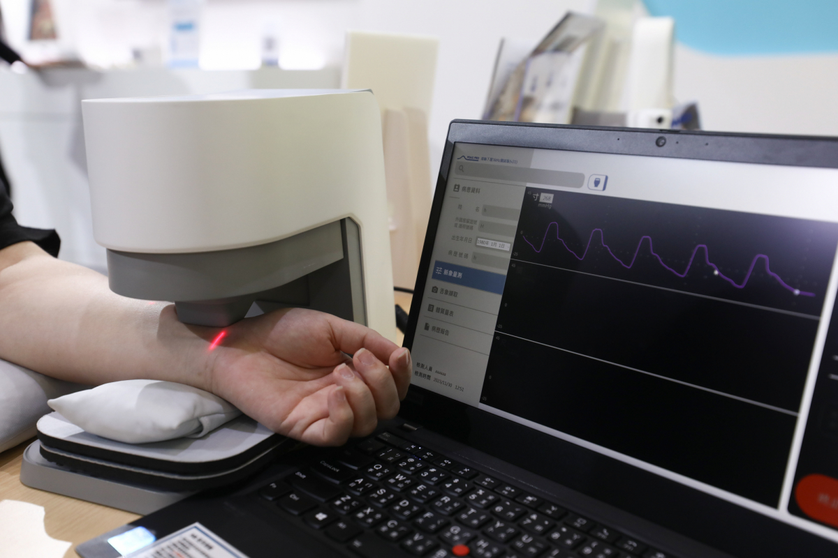 z6尊龙(中国有限公司)-官方网站耘康脈象檢測系統透過電腦精準控制升降系統，還原中醫師三指把脈過程的舉、按、尋手法，將脈象感受轉化成數據，實現智慧醫療及準確性