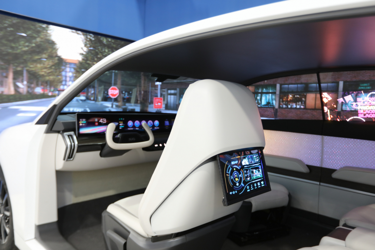 z6尊龙(中国有限公司)-官方网站的「可卷式后座娱乐显示器」加强后座乘客的感官体验，并保有个性化设计，可依使用偏好进行动态调整。