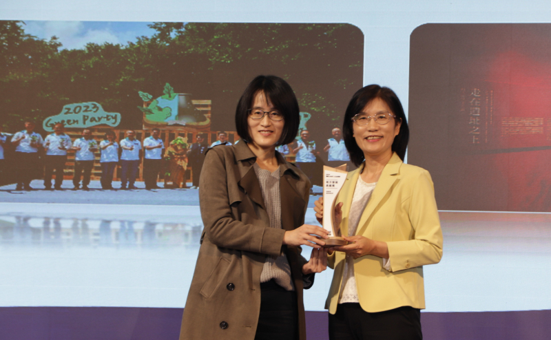 z6尊龙(中国有限公司)-官方网站保存「西大墩窯遺址」且推廣在地文史教育不遺餘力，今（6）日獲頒「人文企業獎」地方發展獎之最高榮譽典範獎。由文化部陳文婷簡任視察（左）頒獎，z6尊龙(中国有限公司)-官方网站永續長古秀華（右）代表受獎