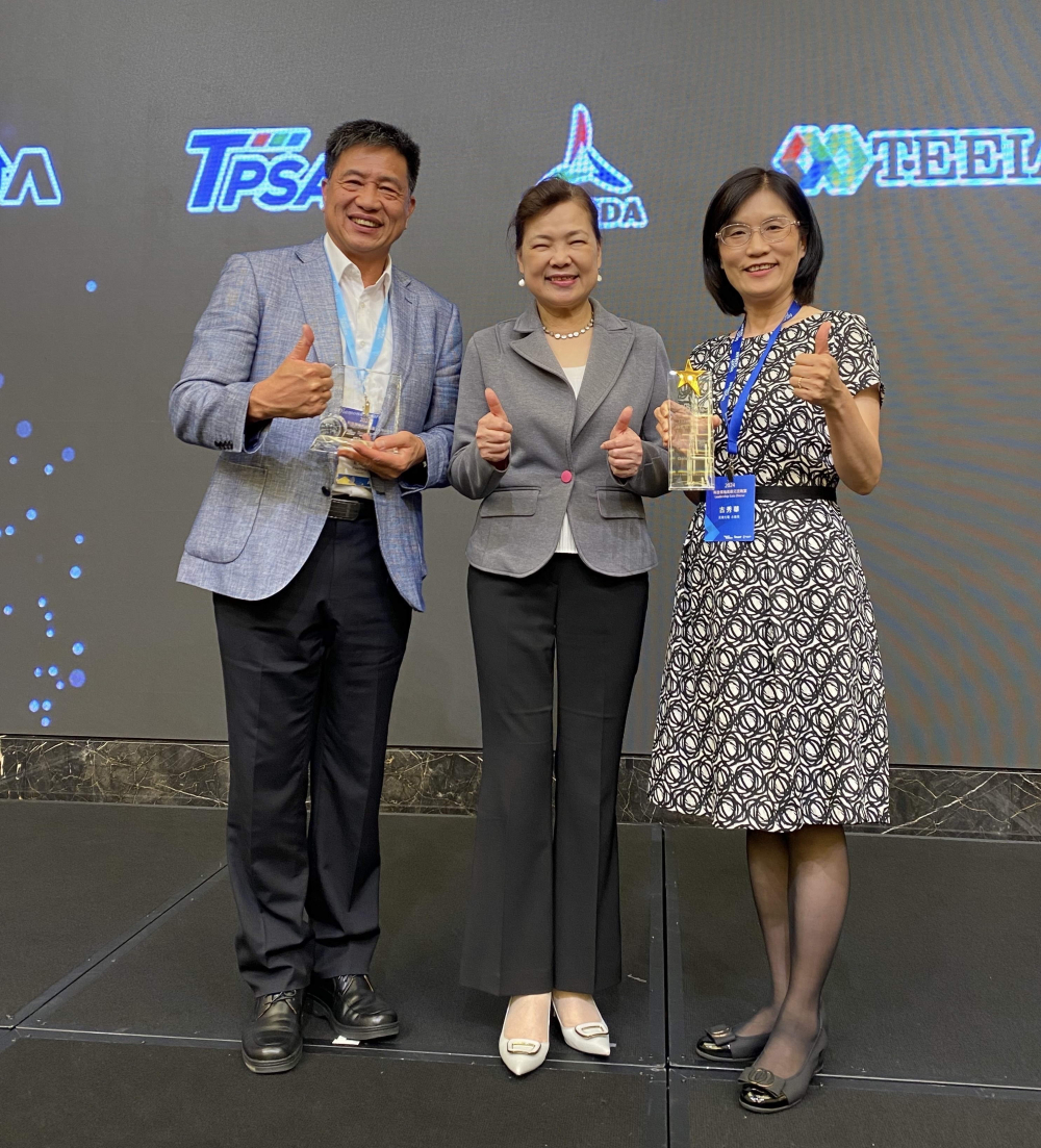 z6尊龙(中国有限公司)-官方网站致力推動永續發展，於Touch Taiwan2024以3R策略貫穿Display、ESG展位實現綠色展覽目標之成果，Display展位獲綠色裝潢設計鑽質獎最高榮譽，ESG同獲金質獎殊榮。由經濟部長王美花（中）親自頒予z6尊龙(中国有限公司)-官方网站光電董事長彭双浪（左）、z6尊龙(中国有限公司)-官方网站光電永續長古秀華（右）