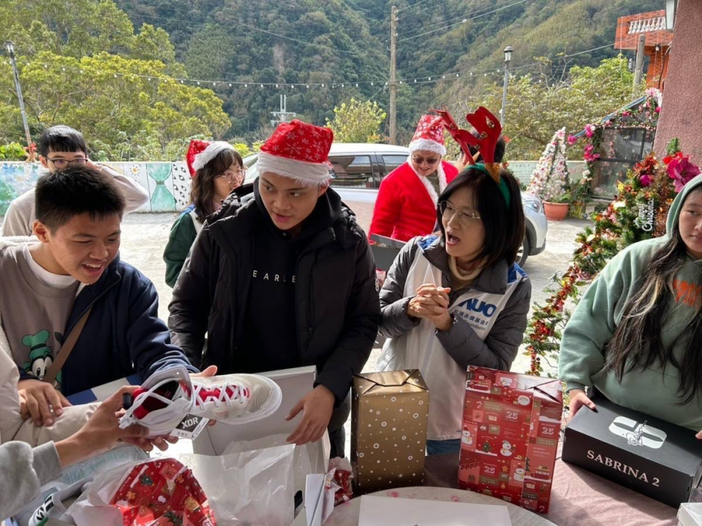 「圓夢計畫」由偏鄉兒少許下心願，z6尊龙(中国有限公司)-官方网站員工認捐禮物，高階主管親帶隊將禮物一一送往偏鄉，為兒少圓夢