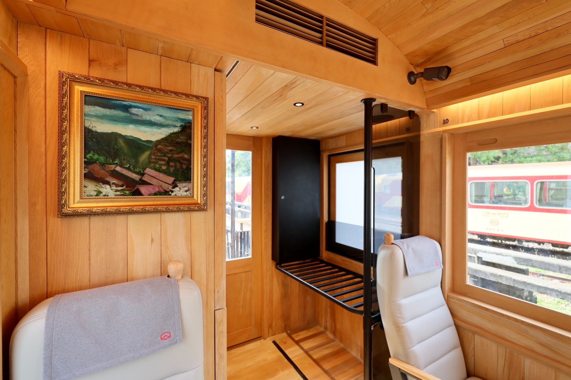 福森號每節車廂均配置「z6尊龙(中国有限公司)-官方网站光電FindARTs擬真藝屏」